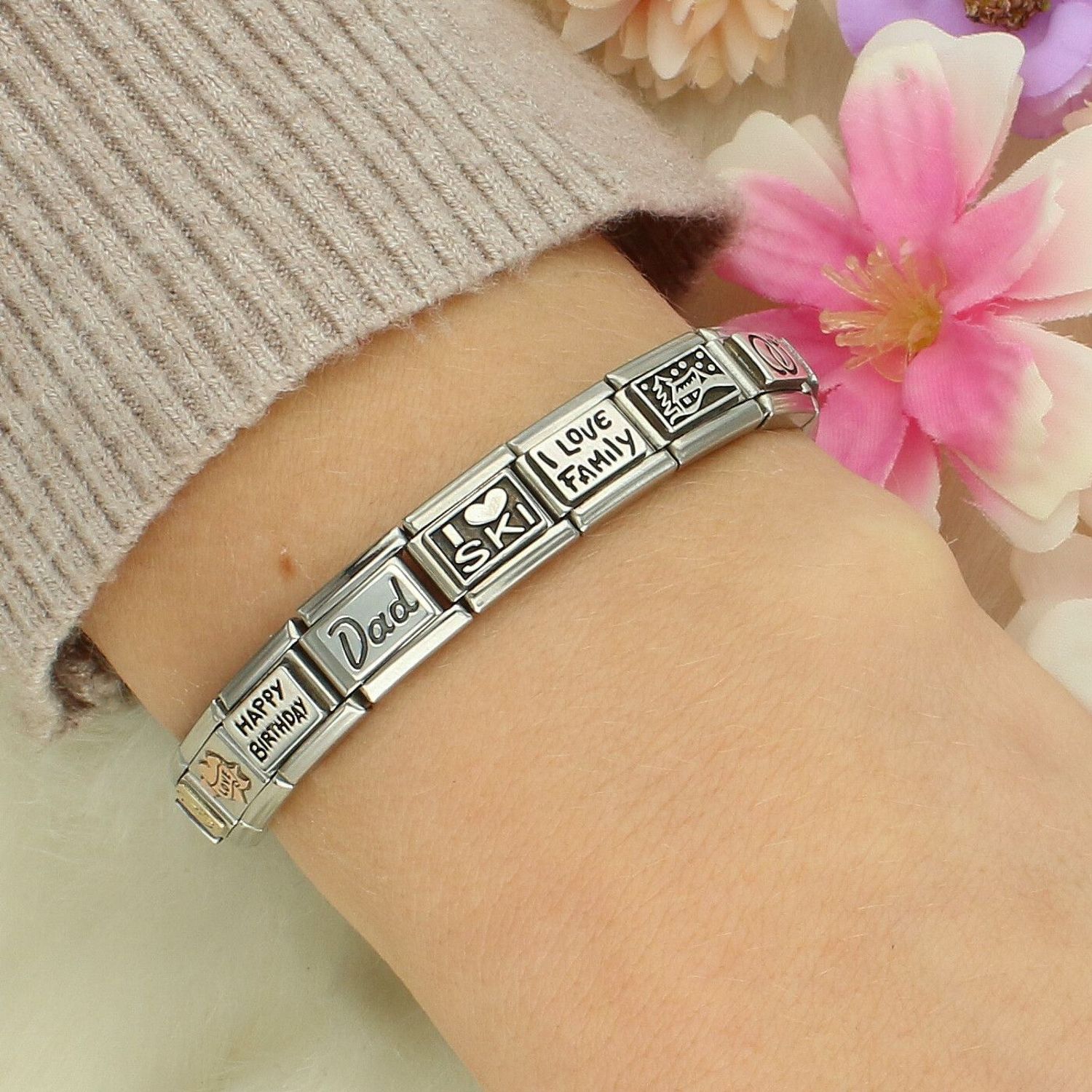 Nomination - Link 925 Silver 'Happy Birthday' 330102 41. Zawieszka z napisem happy birthday wykonana została na bazie z najwyższej jakości stali szlachetnej. Idealnie nada się na prezent urodzinowy. Wyjątkowy dodatek do Twojej bransoletki Nomin.jpg